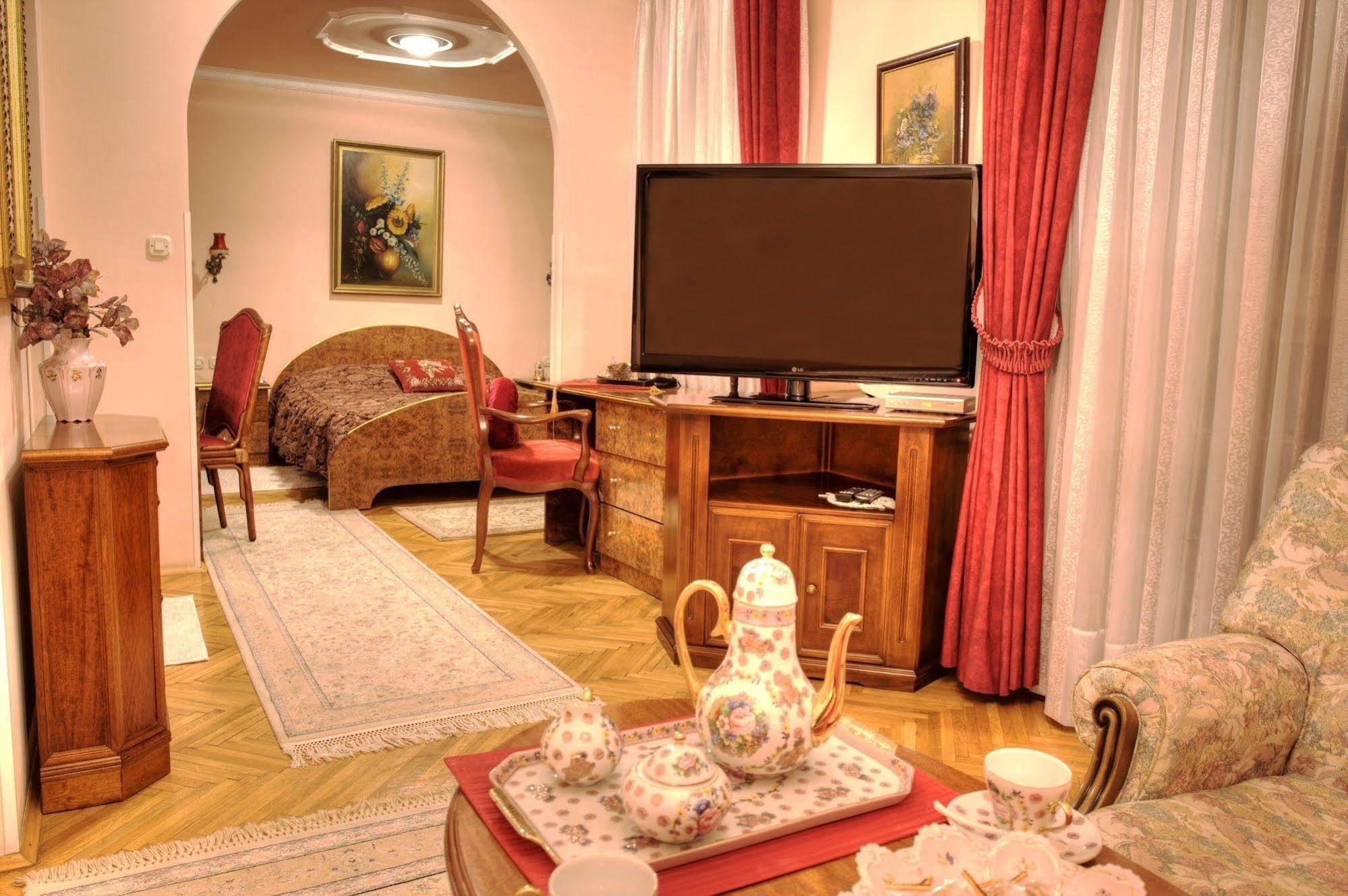 Boutique Hotel Rose Diplomatique Skopje Extérieur photo